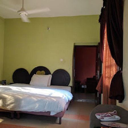 Room In Lodge - Clen-Phil Hotels And Suite Порт Харкорт Екстериор снимка