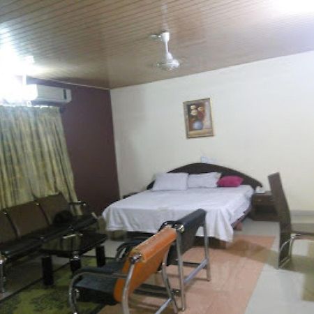 Room In Lodge - Clen-Phil Hotels And Suite Порт Харкорт Екстериор снимка