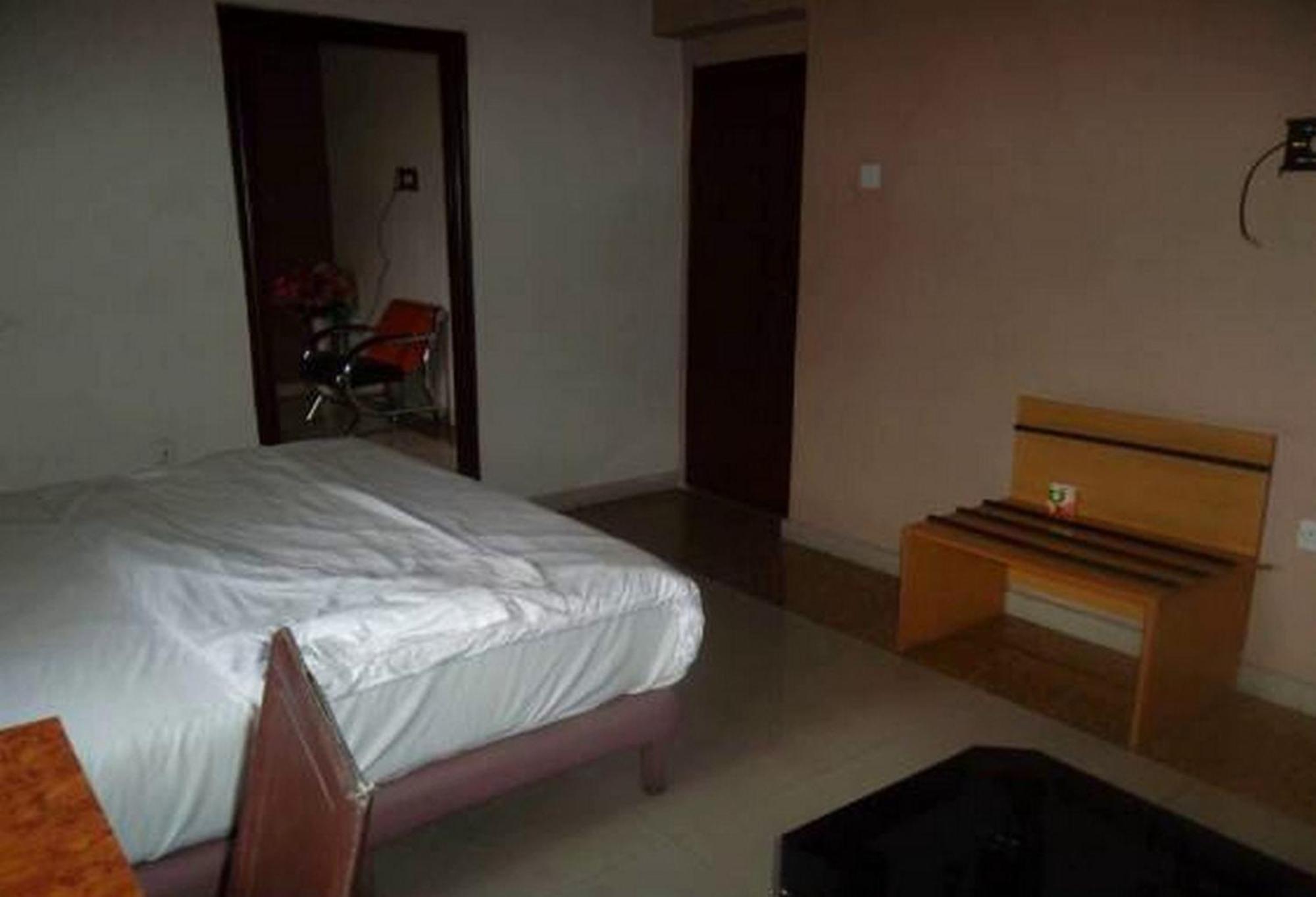 Room In Lodge - Clen-Phil Hotels And Suite Порт Харкорт Екстериор снимка