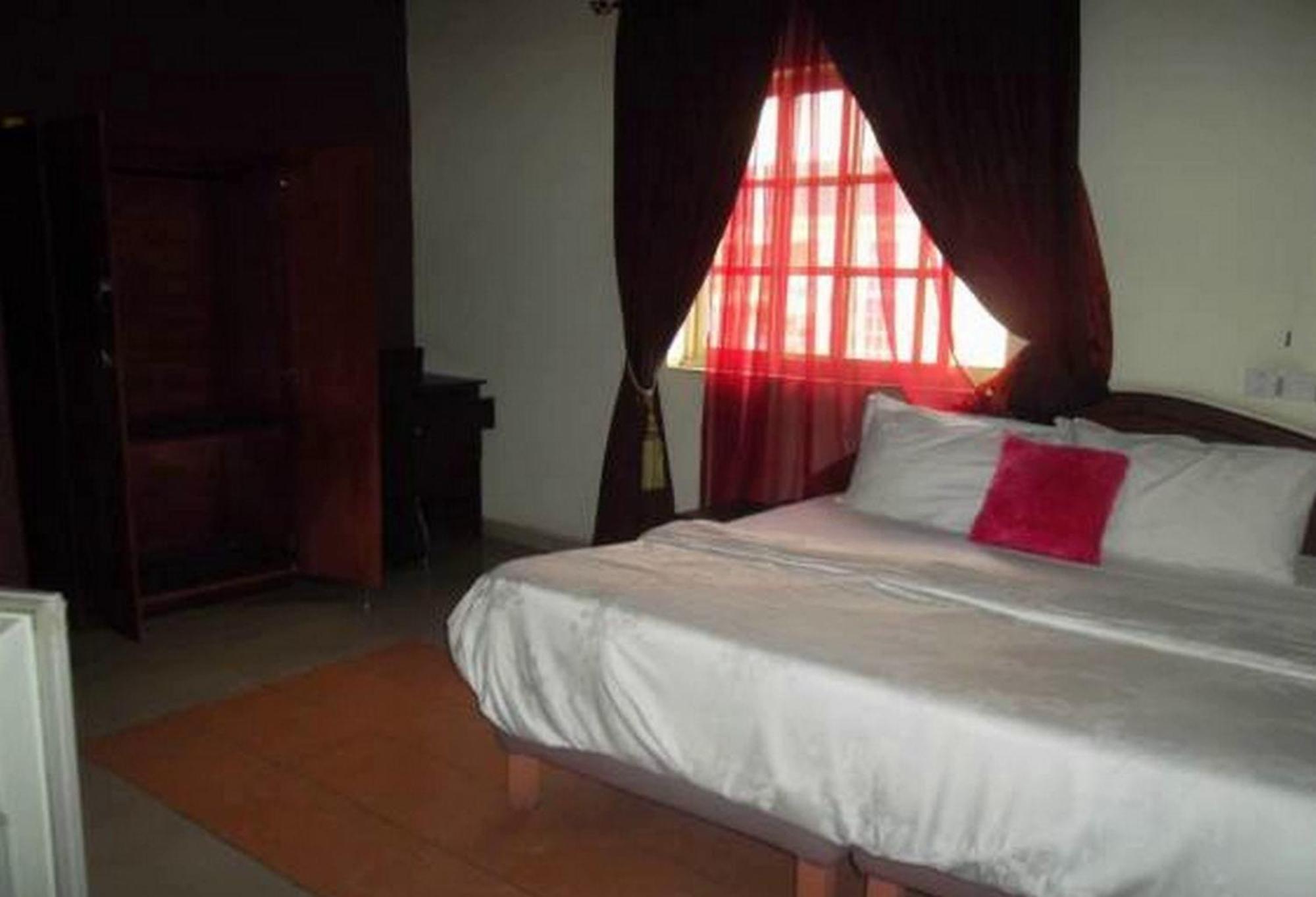 Room In Lodge - Clen-Phil Hotels And Suite Порт Харкорт Екстериор снимка