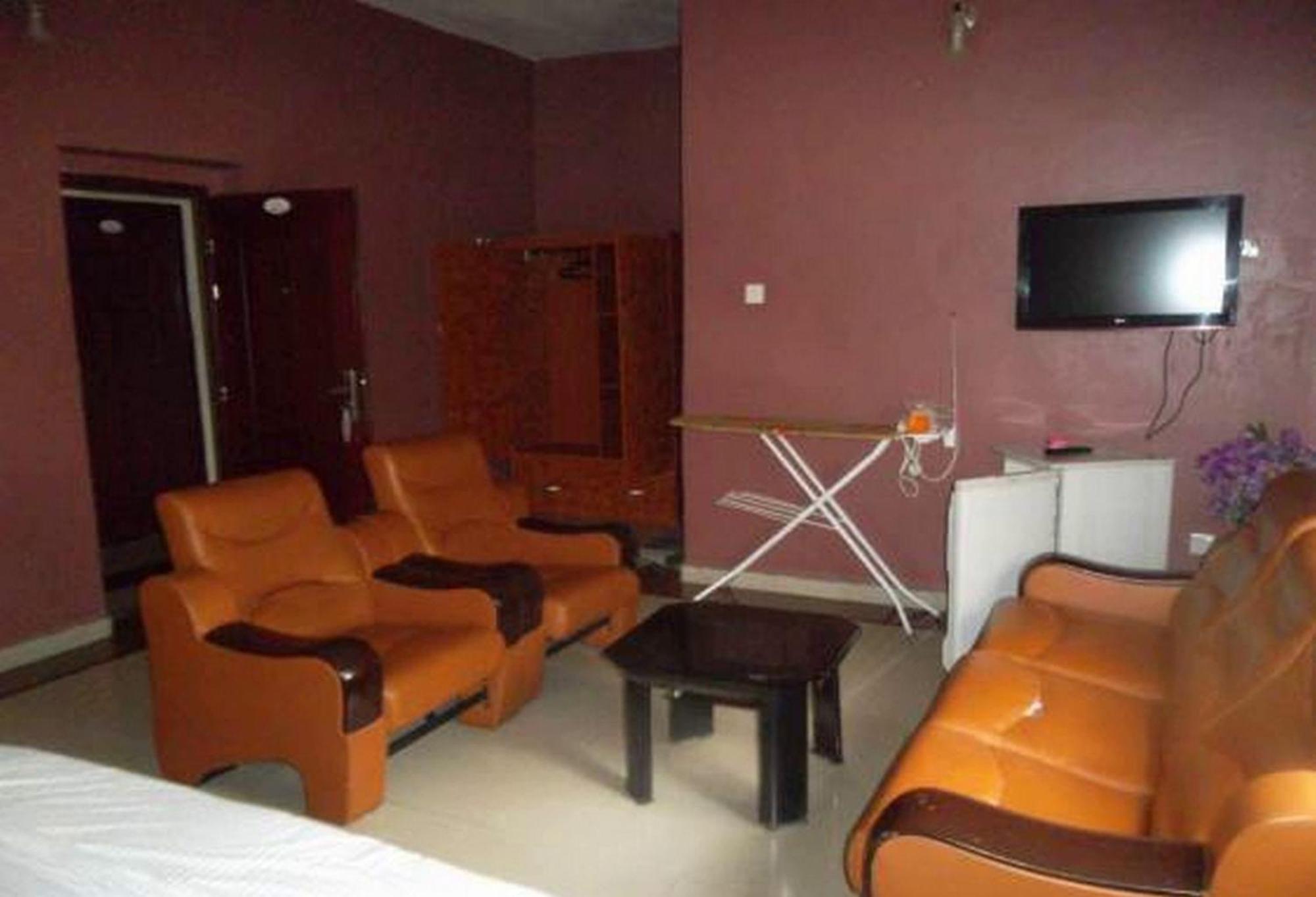 Room In Lodge - Clen-Phil Hotels And Suite Порт Харкорт Екстериор снимка