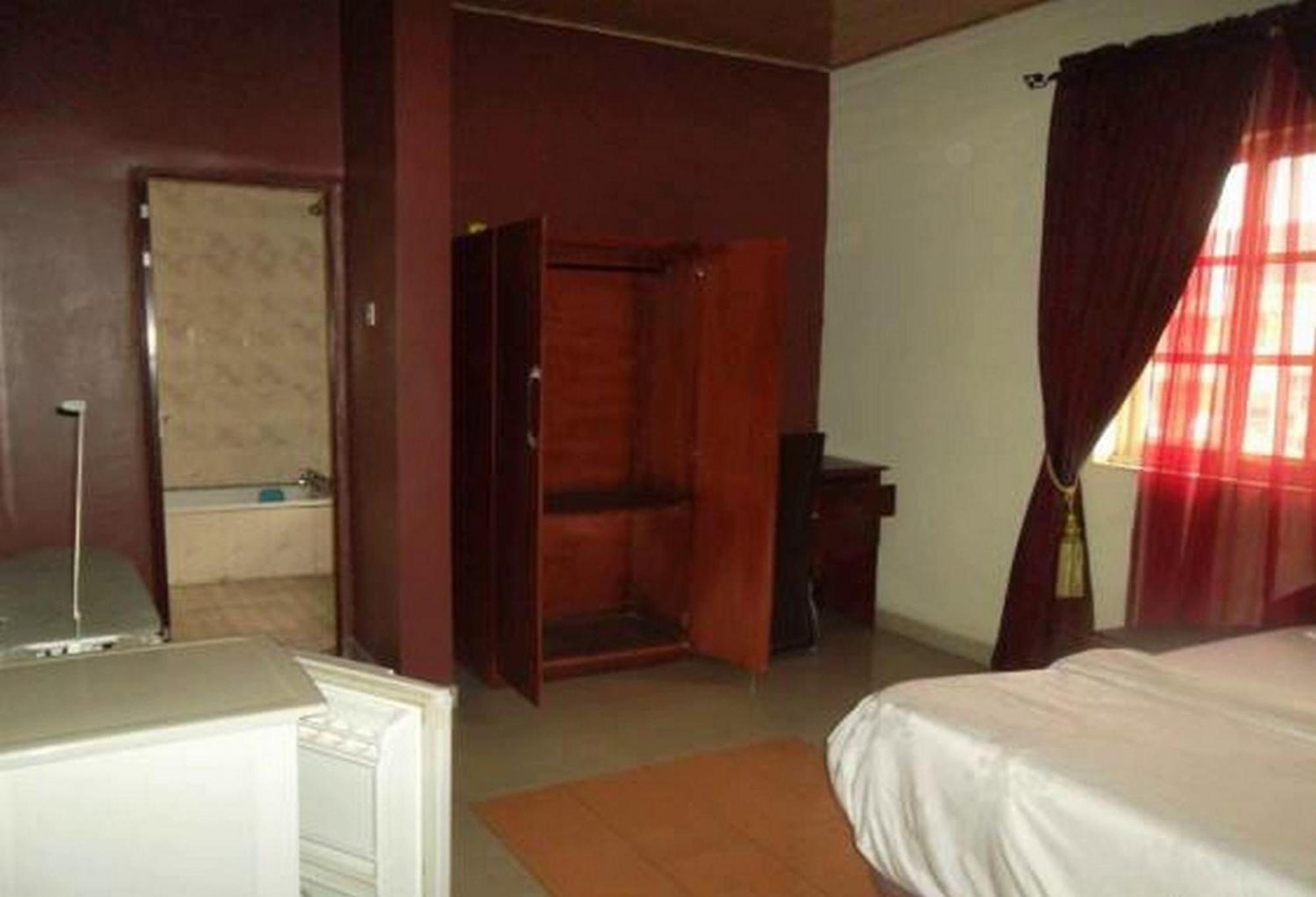 Room In Lodge - Clen-Phil Hotels And Suite Порт Харкорт Екстериор снимка