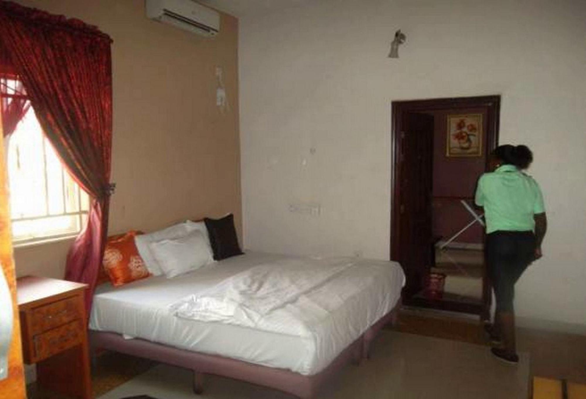 Room In Lodge - Clen-Phil Hotels And Suite Порт Харкорт Екстериор снимка