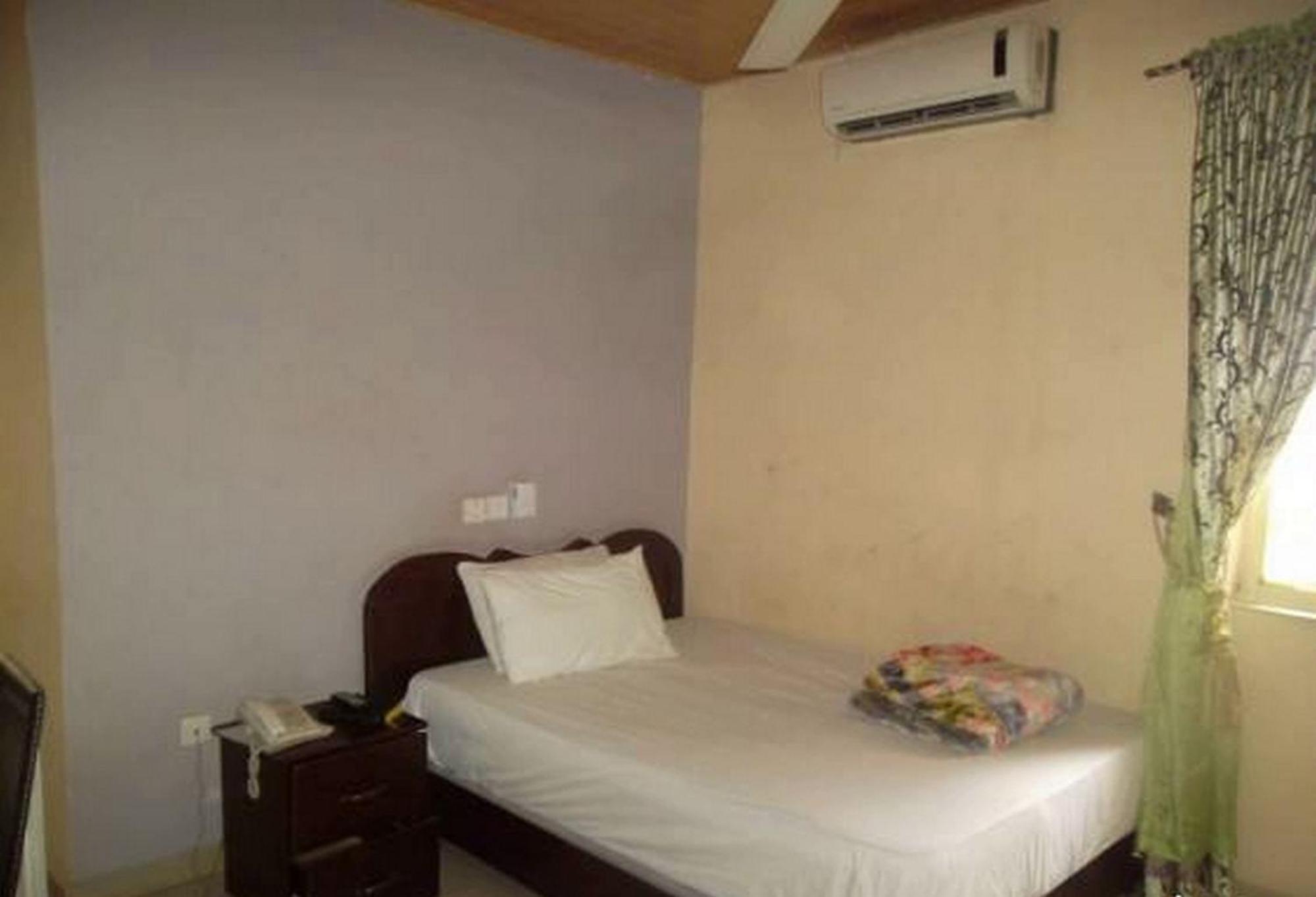 Room In Lodge - Clen-Phil Hotels And Suite Порт Харкорт Екстериор снимка