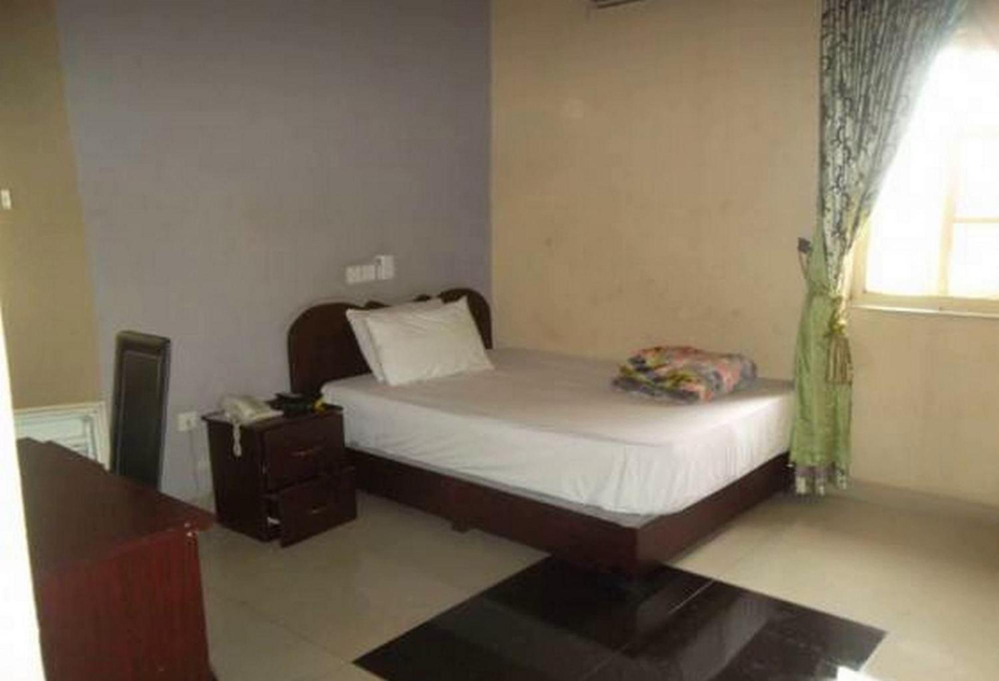 Room In Lodge - Clen-Phil Hotels And Suite Порт Харкорт Екстериор снимка